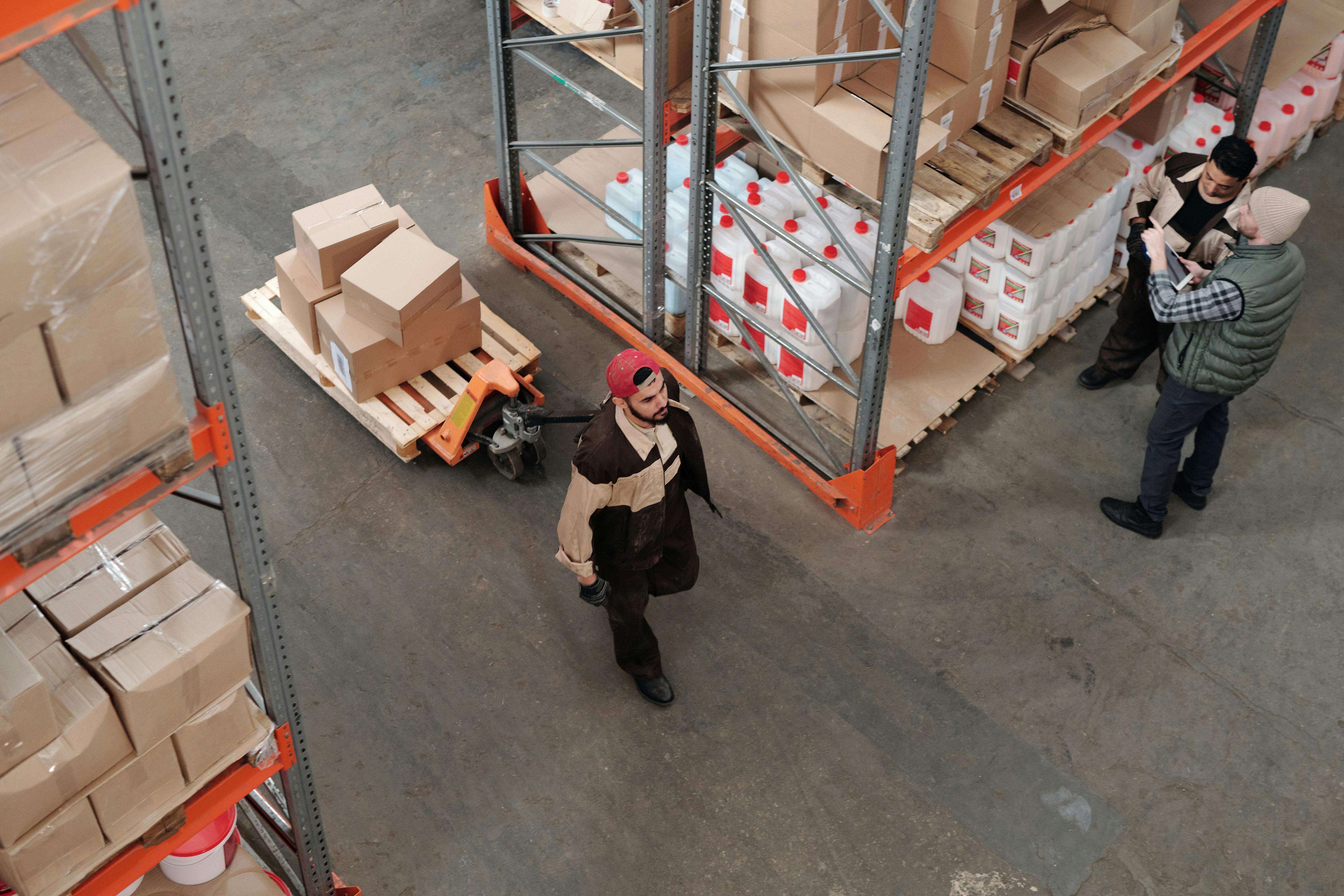 Logistieke medewerkers in actie